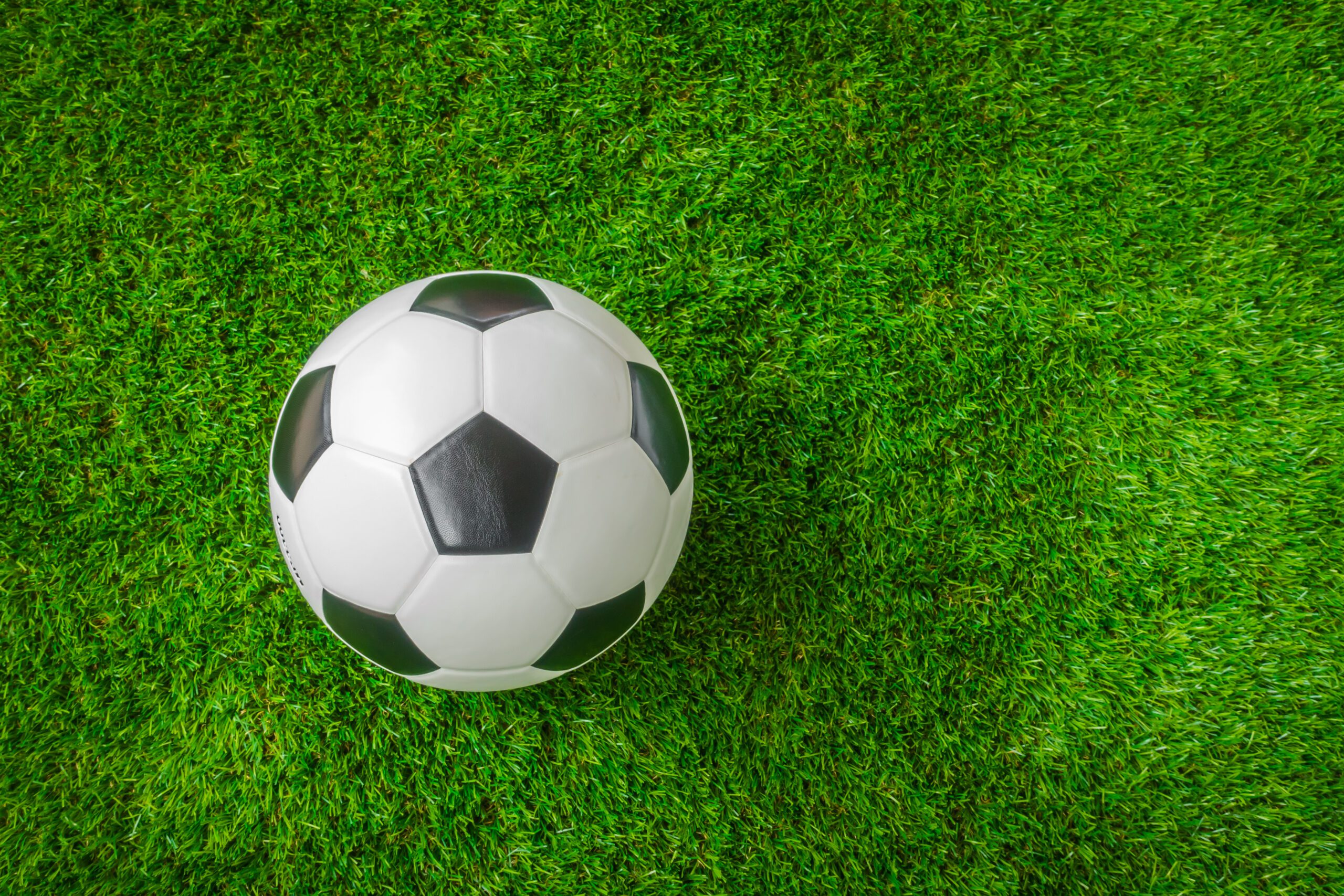bildet viser en fotball på gresset