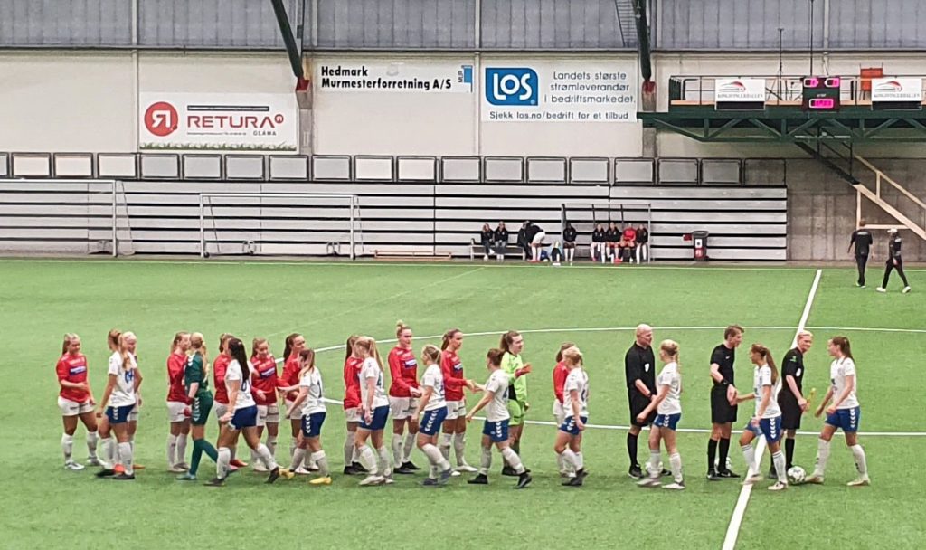 bildet viser KIL - Kolbotn: Lagene hilser før kamp