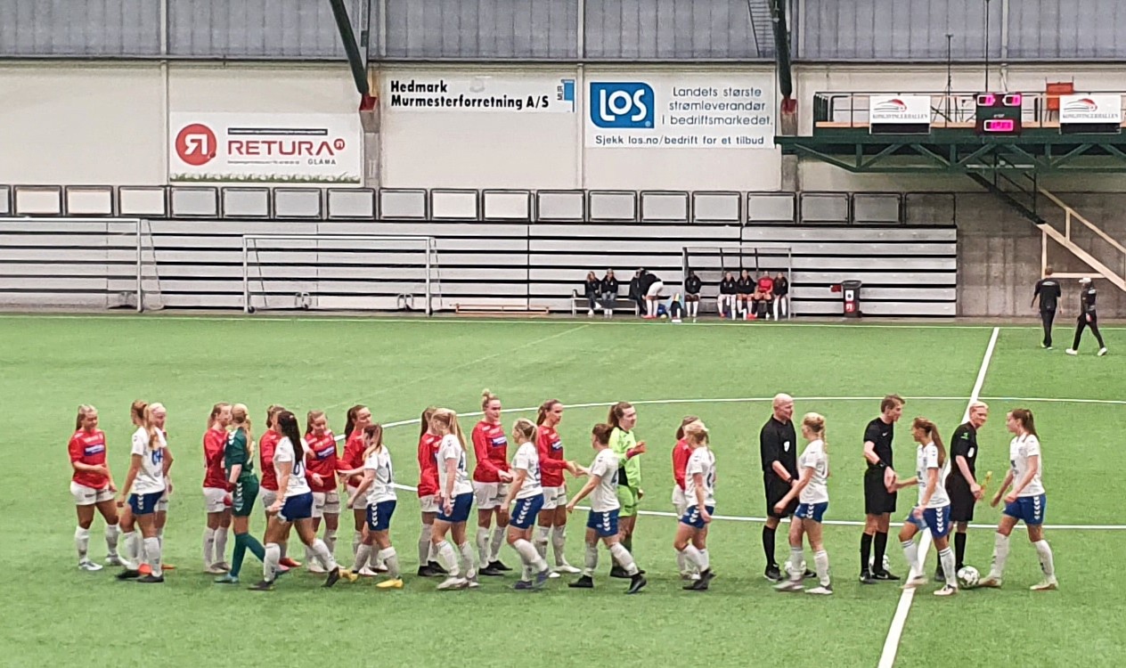 bildet viser KIL - Kolbotn: Lagene hilser før kamp