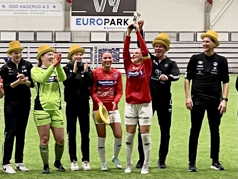 bildet viser KIL-jentene feiret etter at seriemesterskapet var sikret