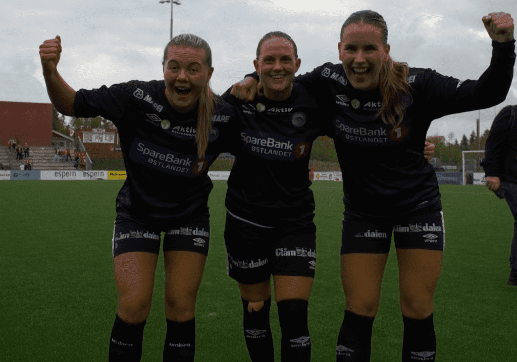 bildet viser Helene, Emma og Victoria fornøyde etter kampen mot Fart