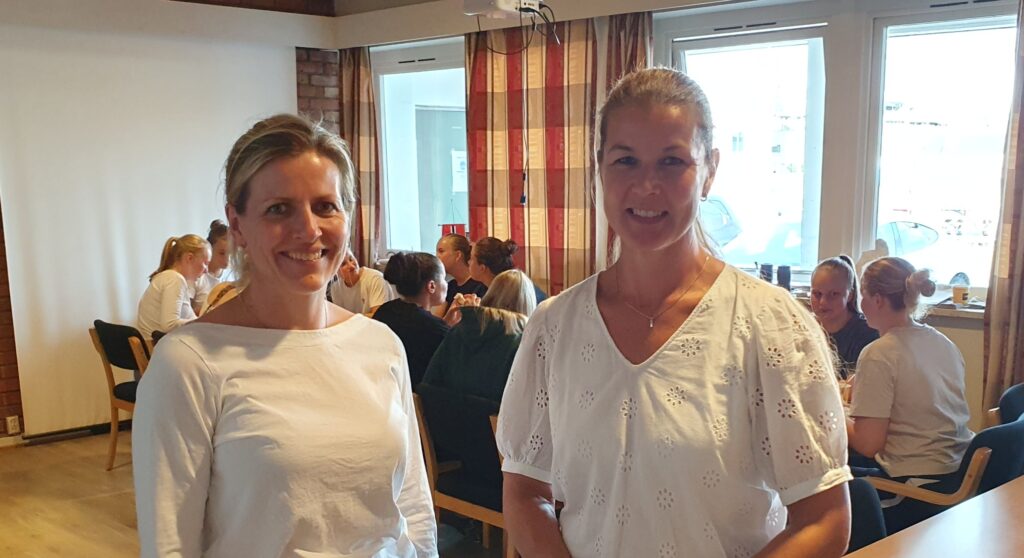 Malin og Leonnie er laglederne som legger tilrette for kveldsmat for KIL Kvinner på torsdager