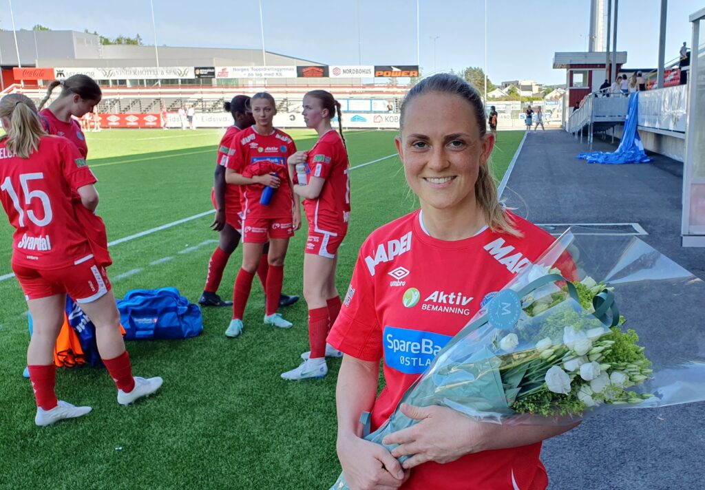 Velfortjente blomster til lagkaptein Emma Lien Håpnes etter jubileumskampen