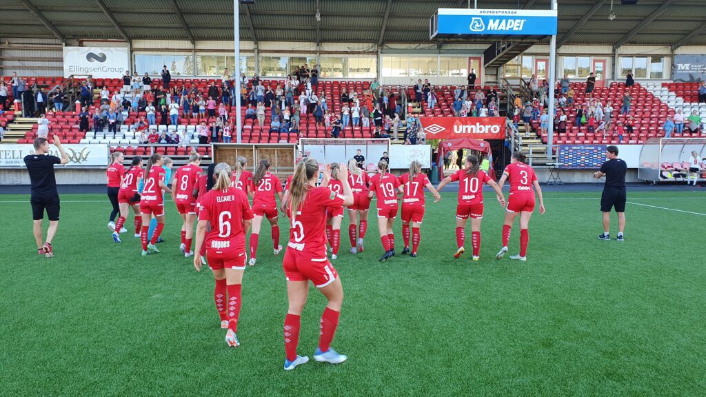 KIL-spillerne feirer foran rekordstort publikum