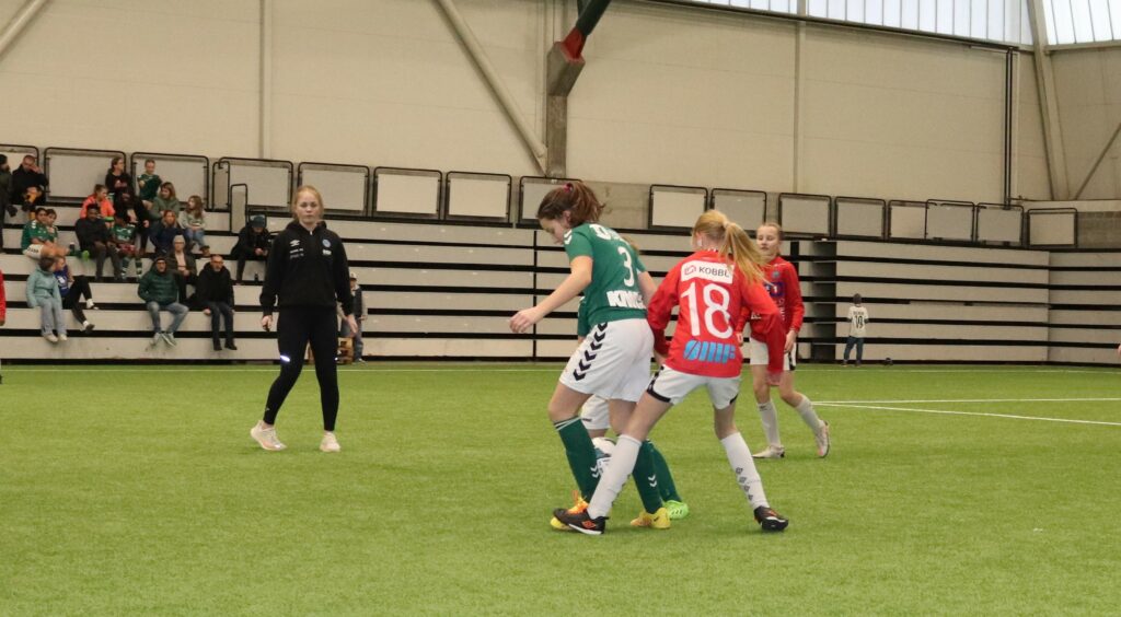 bildet viser jenter som spiller fotball