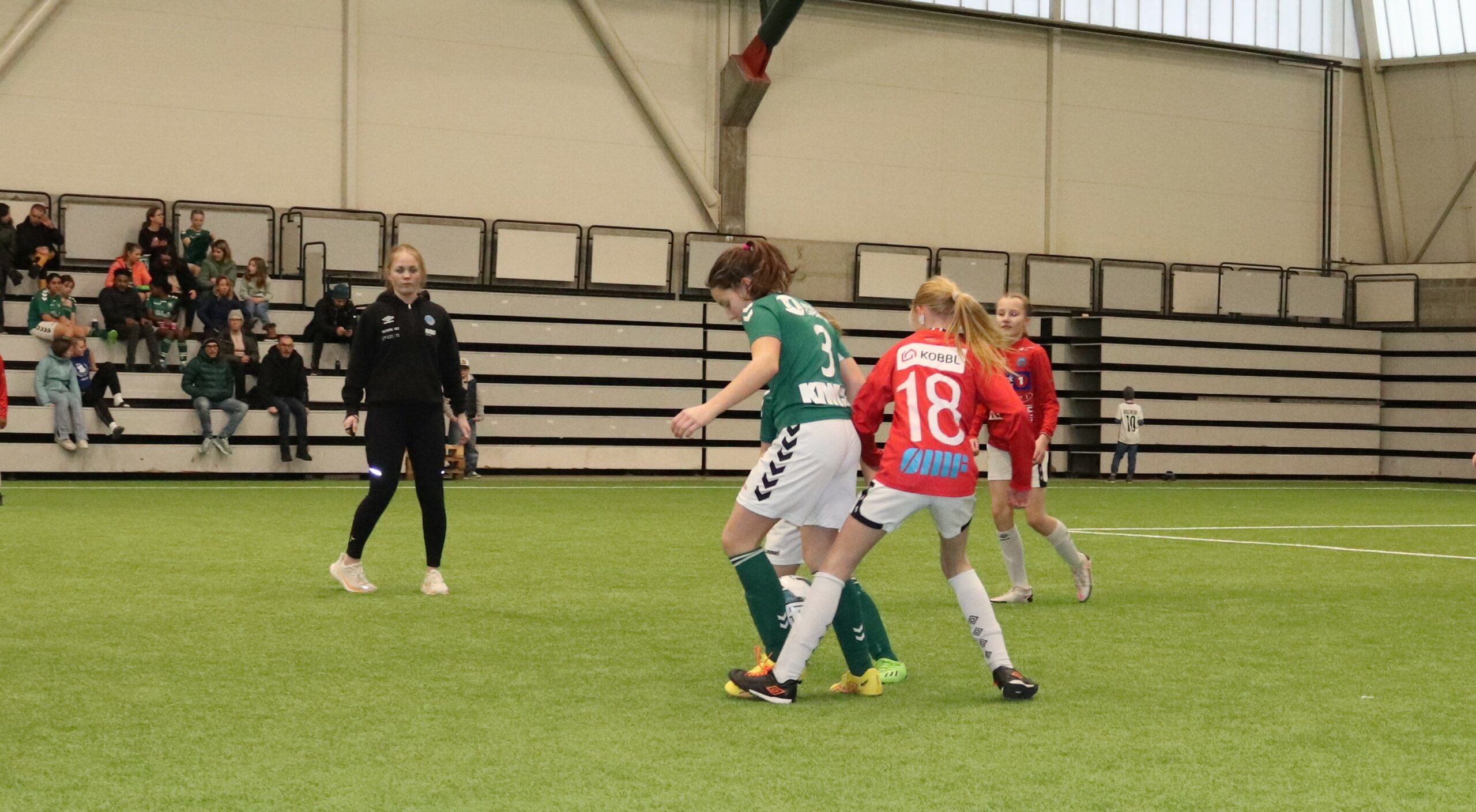 bildet viser jenter som spiller fotball