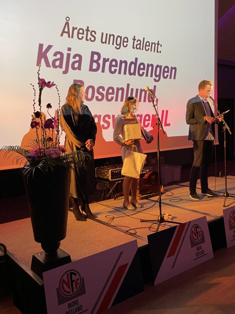 bildet viser årets unge talenter kaia som får en pris