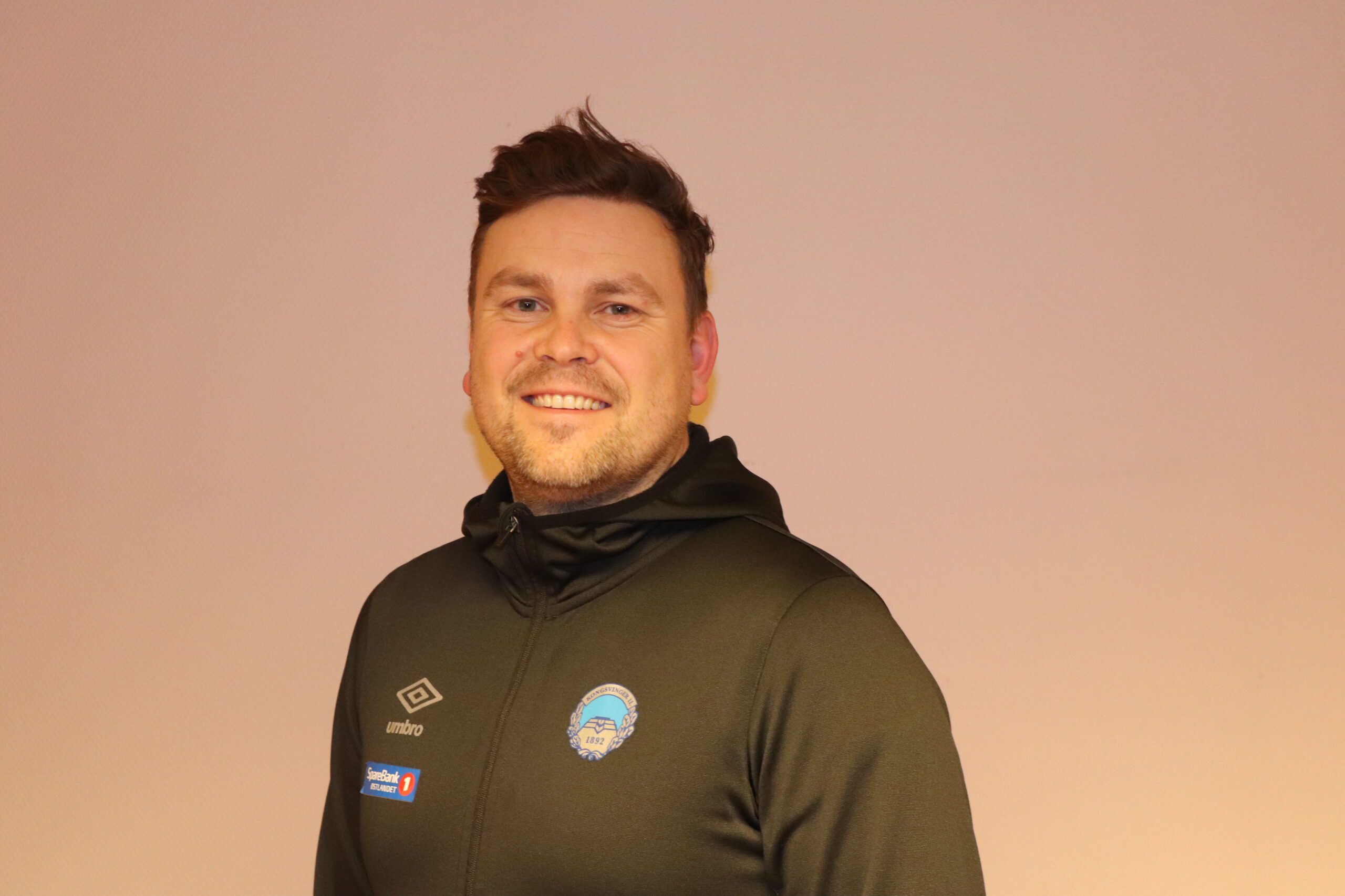 bildet viser en mann som smiler