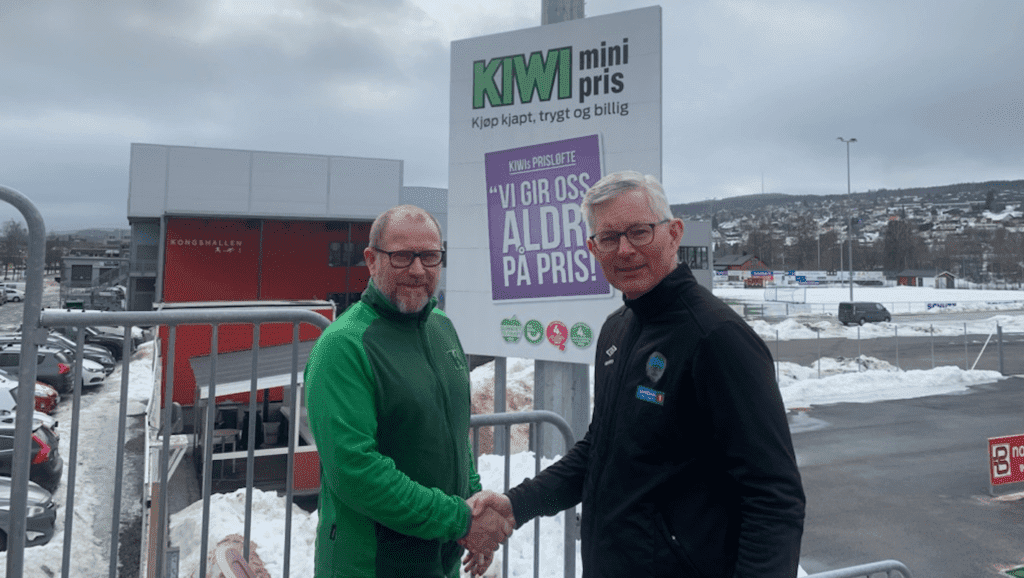 Bildet: Butikksjef i Kiwi Vidar Iversen og Morten Aasvangen i KIL Fotball er begge godt fornøye med avtalen og ser fram til en spennende sesong.
