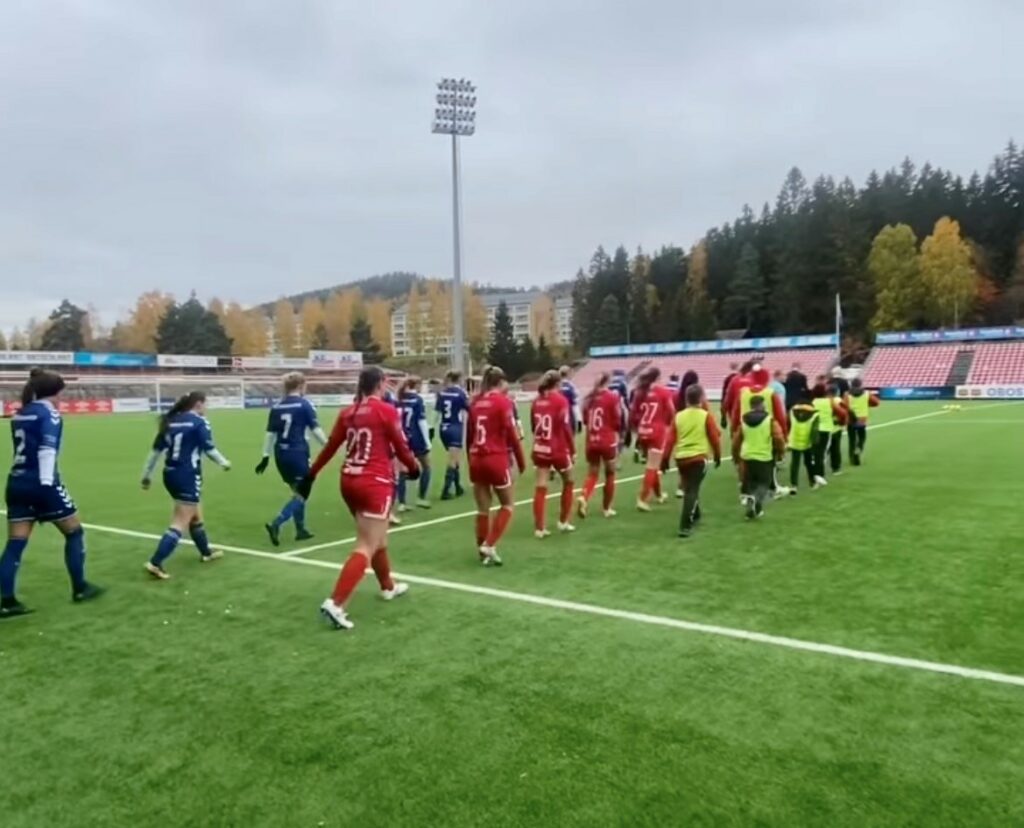 Lagene på vei ut til kamp