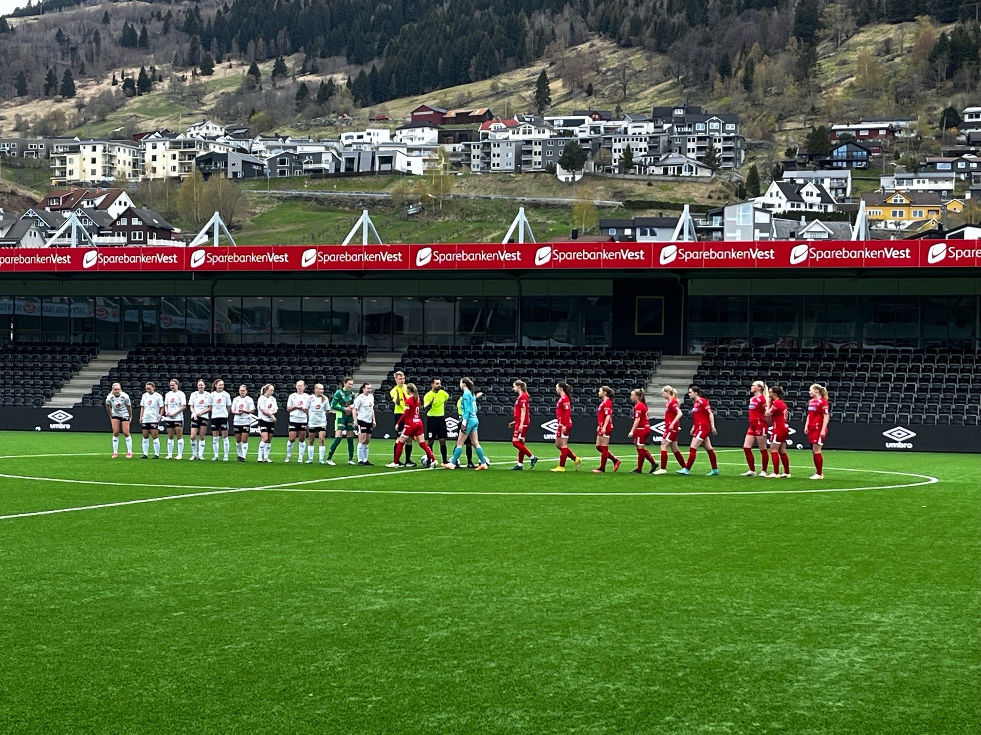 Bilde fra da spillerne hilser før kampen Sogndal mot KIL