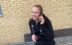 Bilde av Tale Buvarp snakkende i en telefeon