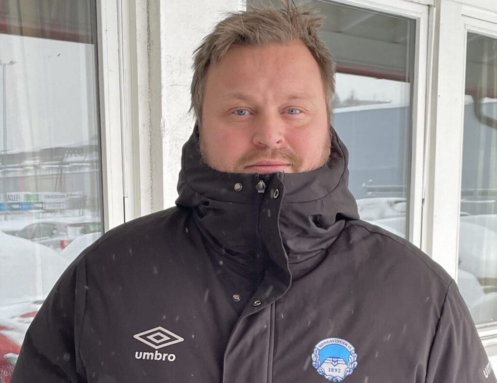 Bilde viser sportslig leder Patrick Holtet i ført mørt ytterjakke med reklame på.
