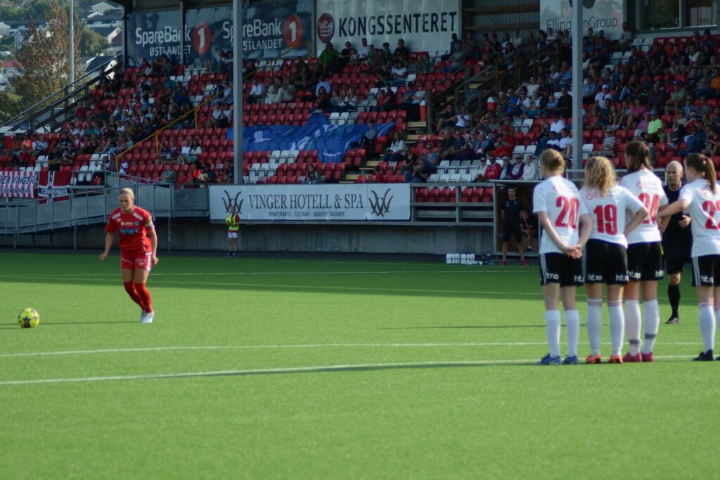 Emma Lien Håpnes i action på fotballbanen