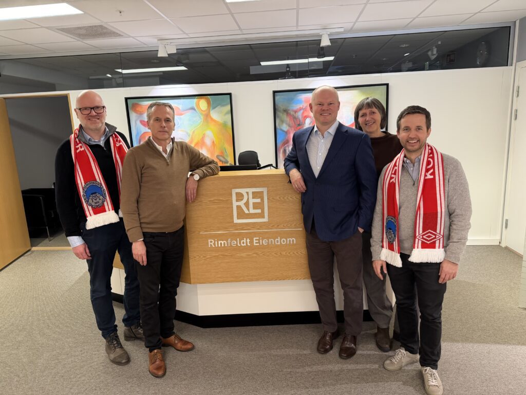 bildet viser smilende samarbeidspartnere hos kilfotball