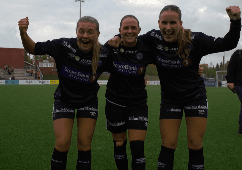bildet viser Helene, Emma og Victoria fornøyde etter kampen mot Fart