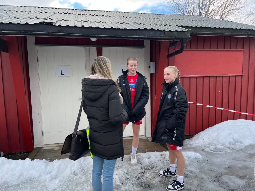 Maria Holtet og Vilde Aarhus med journalist etter kampen mot Eda IF